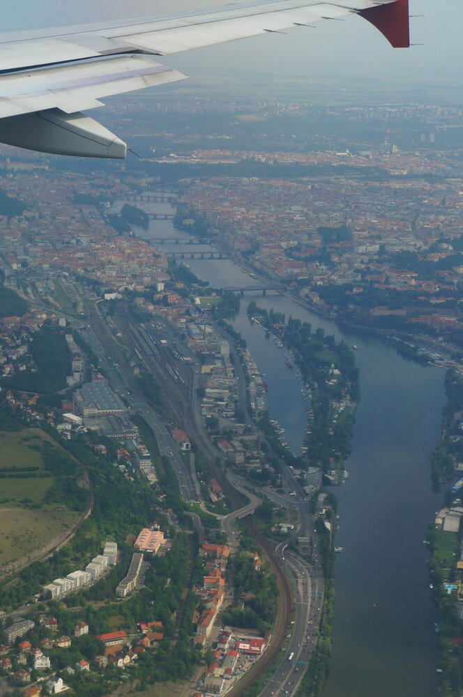 Вид из окна самолёта на Прагу. Фото автора