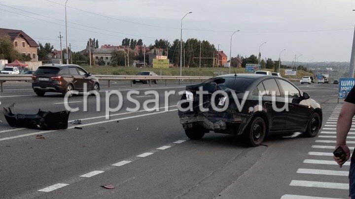 На месте работают медики скорой помощи, сотрудники ДПС. Обстоятельства произошедшего выясняются.
