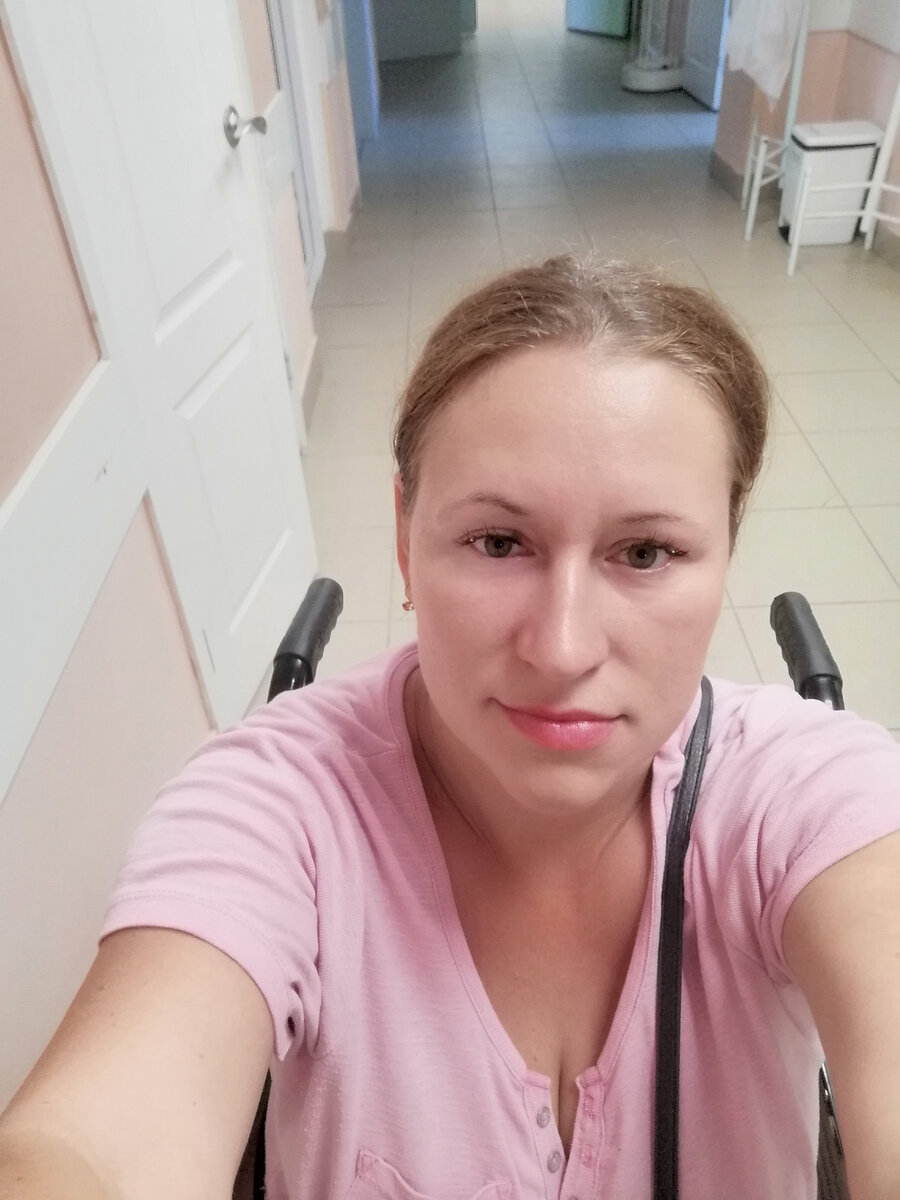 Я сломала ногу. Приехала в больницу на перевязку после операции. Передвигаюсь иногда на коляске.