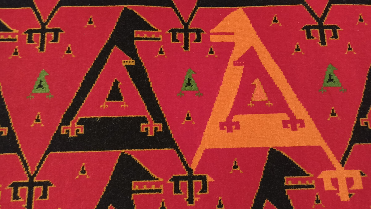 Как и во многих других коврах, здесь есть детали, которые видны только вблизи.