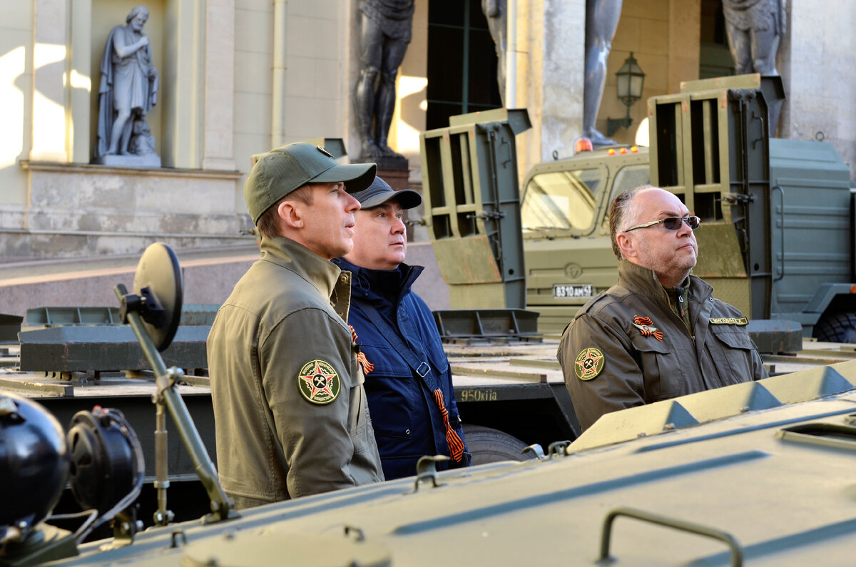 Прибыв на место мы стали приводить технику в порядок, наводить так сказать лоск! Чернение колес протирание стёкл и зеркал. Настроение у всех было праздничное, и сам город подбадривал нас!