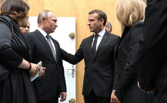    Владимир Путин и Эмманюэль Макрон, Kremlin Pool/ globallookpress.com
