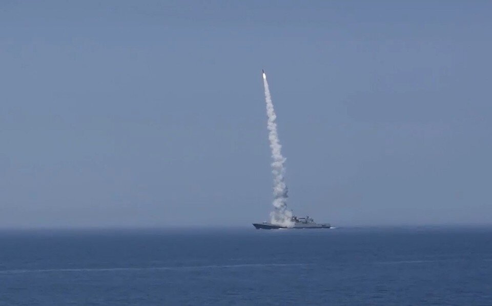     Запуск ракет морского базирования по украинским системам военного управления, связи и энергетики  Кадр видео
