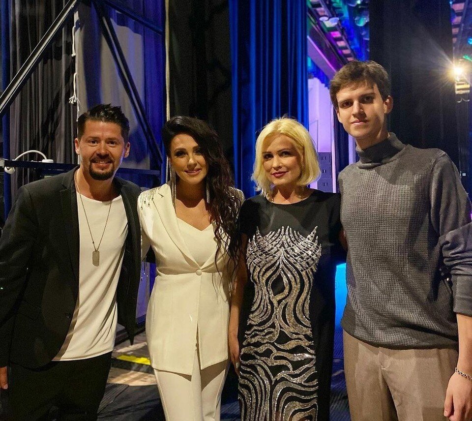     Сын Галины Шишковой и Егора Хрусталева Иван нередко сопровождает маму на мероприятиях. Фото: соцсети.