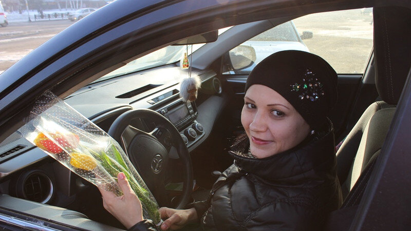     ГИБДД Барнаула поздравляет автоледи с 8 марта. 22.мвд.рф