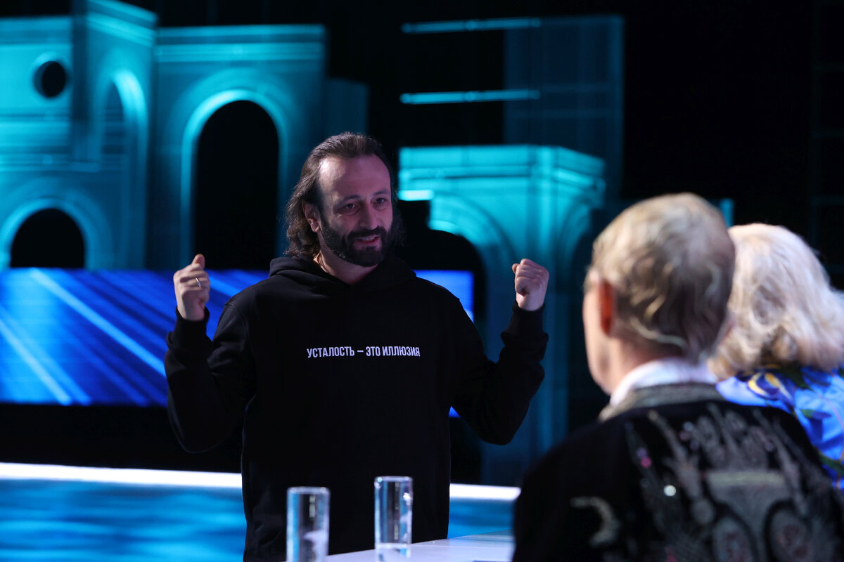 Илья Авербух ответил Милохину посланием на худи