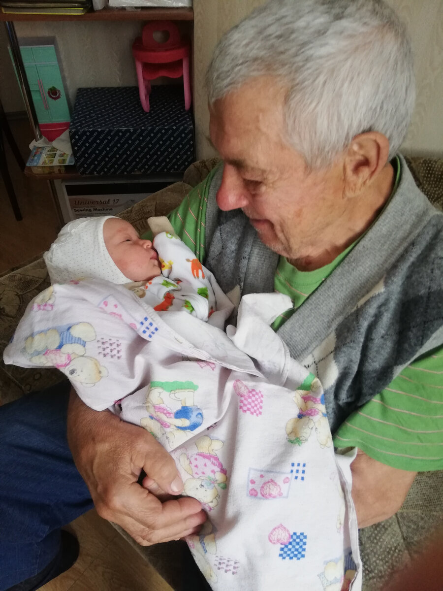 мой дедушка и моя дочка. Разница у них ровно 90 лет.