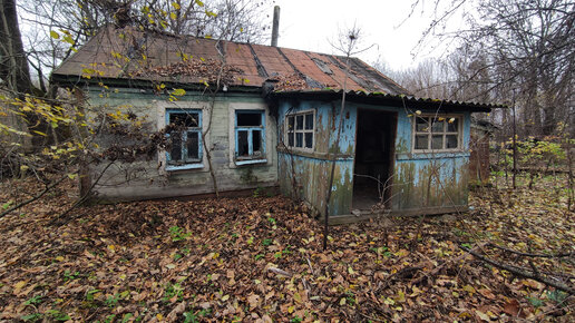 Заброшенный дом в деревне. Показываю, что обнаружил внутри