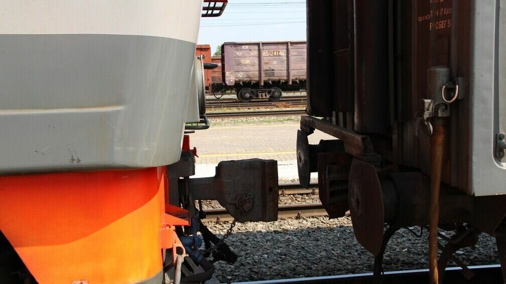     В Кеми с поезда дальнего следования сняли семейную пару, которая в состоянии алкогольного опьянения нарушала общественный порядок, сообщают в транспортной полиции.