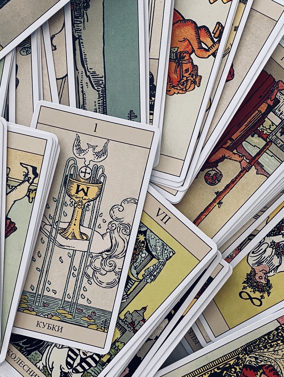 Точно не известно, откуда произошли карты
Таро. Возможно, Таро и игральные карты возникли еще в Древнем Египте, так как, согласно некоторым сообщениям, исследователи узнали в картах Малых Арканов египетские иероглифические книги. Другие исследователи, однако, отмечают поразительное сходство между игральными картами и древними играми и божествами Востока. Нельзя сбрасывать со счетов и традиции гораздо более позднего Средне-вековья, когда и родились карты Таро. Точно даже не известно, были ли придуманы символические рисунки карт Старших Арканов и знакомые нам четыре масти карт Младших Арканов по отдельности, а позже чей-то изобретательный ум свел их в одну колоду, или же они были созданы в виде колоды из семидесяти восьми карт с самого начала. Вашему вниманию предлагаются некоторые из наиболее правдоподобных объяснений происхождения обычных игральных карт и эзотерических карт Таро.
Ключи к разгадке тайны рождения и развития карт Таро и игральных карт приводятся в этой книге в хронологическом порядке. В заключение даются ссылки на старинные карточные колоды, схожие с картами Таро, которые были популярны в Италии в XV веке, и на их эволюцию до класси-ческой колоды карт Таро XVIII века. 


В настоящее время во всем мире наблюдается колоссальный интерес к древним европейским га-дальным картам Таро. Колоды карт Таро ищут сту-денты, подростки, домохозяйки, бизнесмены, специалисты различных отраслей, коллекционеры - представители поистине всех слоев населения и профессий, люди, занимающие разное общественное положение. Серьезные приверженцы карт Таро привлекают их для гадания, как способ придать прошлому больший вес, понять настоящее и увидеть выбор, который может существовать в бу-дущем. Люди, менее знакомые с эзотерическим значением карт, довольствуются тем, что используют колоды для игры и занимаются их любитель-ским толкованием.
Подростки и студенты легкомысленно оттягиваются на веселых вечеринках с картами Таро, гадани-ем и оккультными темами. Взрослые посещают обе-ды, благотворительные вечера и даже пикники, посвященные картам Таро, на которых проходят демонстрации толкования карт. Для людей, ищущих более глубокого знакомства с картами Таро, проводятся лекции и симпозиумы. К их услугам - библиотеки и музеи.


Случайно или намеренно - в зависимости от вашей точки зрения - образы двадцати двух карт
Старших Арканов из семидесяти восьми карт колоды Таро явно вплетены в нашу повседневную жизнь.
Некоторые карты Таро одолжили свои названия популярным журналам и газетам. Время, символи-зированное в карте «Отшельник», привлекает вни-мание к журналу «Тайм». Судьба, воплощенная в карте «Колесо фортуны», - символ журнала «Фор-туна». «Звезда», «Солнце» и «Мир» подарили названия известным газетам своего времени. Каждый из нас отдает свою любовь и нуждается в ней, примером чего служат «Влюбленные». Влияния звезд за-интересовывают многих из нас, когда мы читаем свой гороскоп в «Звездах». Влияние «Луны» занима-ет нас до такой степени, что наше поколение яви-лось свидетелем того, что космонавты исследовали поверхность Луны. Мы зависим от Солнца, враща-емся вокруг него, и среди нас есть такие, которые поклоняются «Солнцу» и несущим тепло его лучам.
В жизни нами постоянно движут - а иногда мы ока-зываемся между ними - два великих зыбких факто-ра: любовь («Влюбленные») и судьба («Колесо фор-ТунЫ»). В какие-то переходные периоды своей жизни мы скрываем свои страхи подобно «Пове-шенному», тогда как в другие моменты, испытывая уверенность или смятение, мы оставляем прошлое в «Башне».