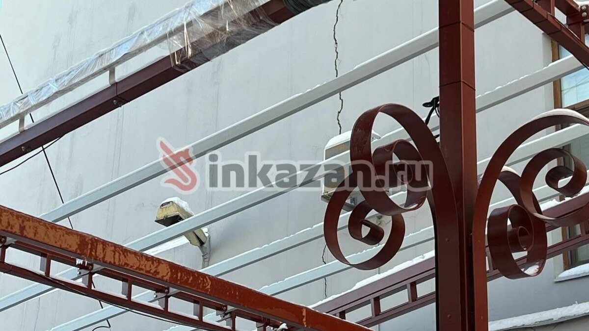     В Казани пошла трещина по историческому дому №3 на улице Мусы Джалиля. Причиной стали строительные работы рядом с ним. Об этом сообщил корреспондент Inkazan.