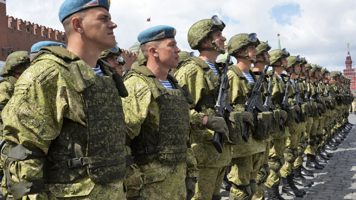 Военнослужащие российских воздушно-десантных войск в бронежилетах 6Б45, разработанных и производимых НПФ «Техинком»