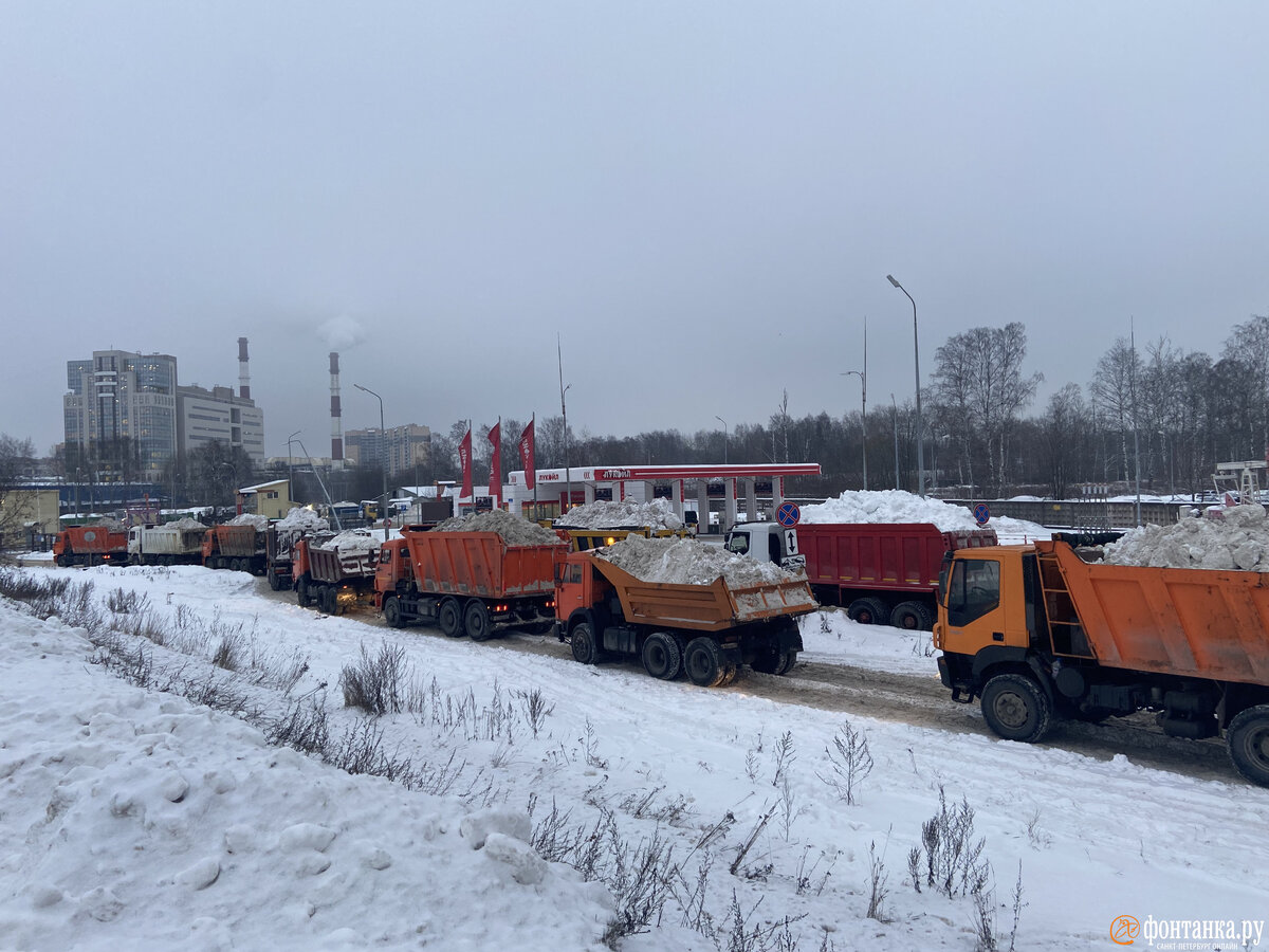 В Петербурге грузовики стоят в очереди на сдачу снега. У них появился  пункт-фаворит | Фонтанка.ру | Дзен