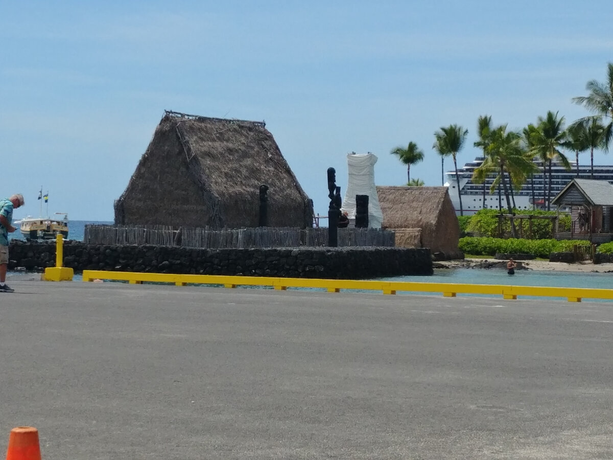 Приманка для туристов; копия гавайского святилища из  национального парка Пуухонуа o Хонаунау 