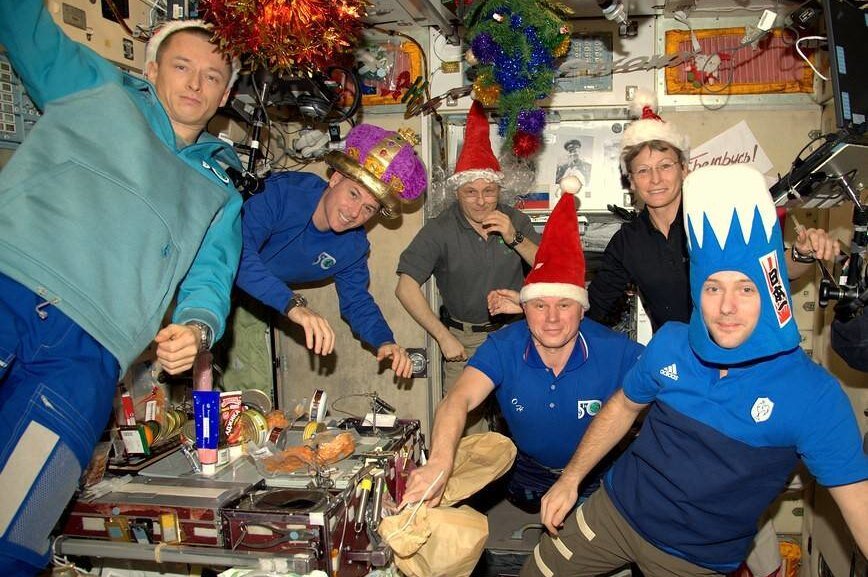     Посмотрите, как на МКС встречают Рождество и Новый год