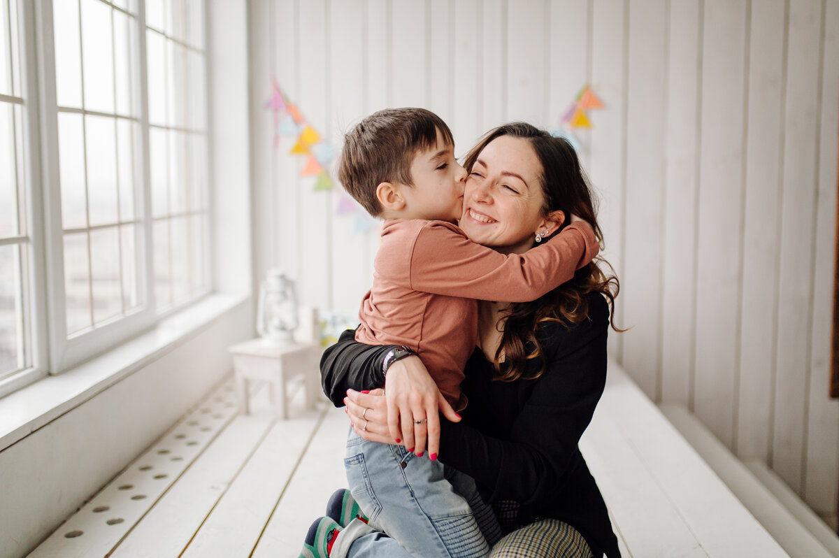 https://ru.freepik.com/free-photo/mother-and-her-son-are-posing-in-the-studio-and-wearing-casual-clothes_5073334.htm#query=мама&position=0&from_view=search&track=sph
