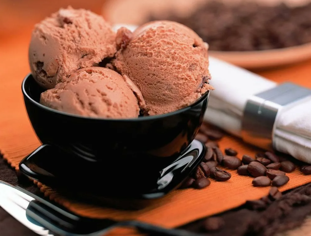 Кофе после мороженого. Мороженое кофейное. Шоколадное мороженое. Кофе с мороженым. Мороженое сливочно кофейное.