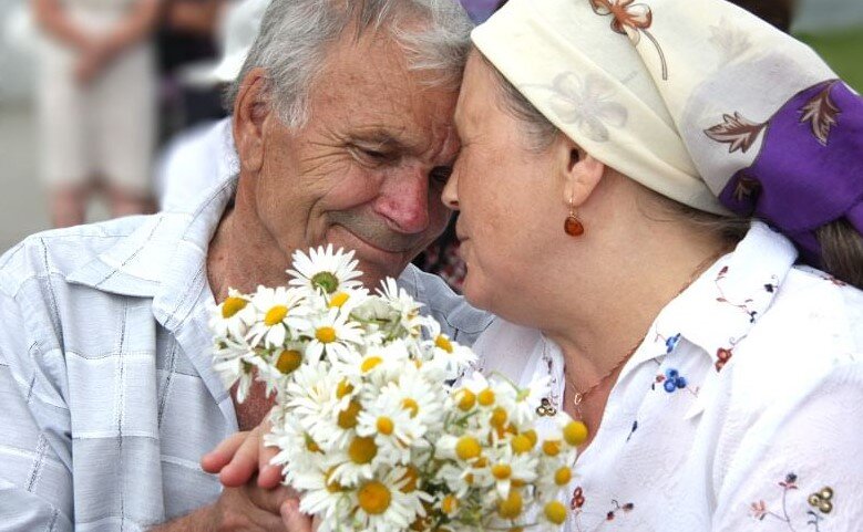 Ты цветы-то поставь в банку