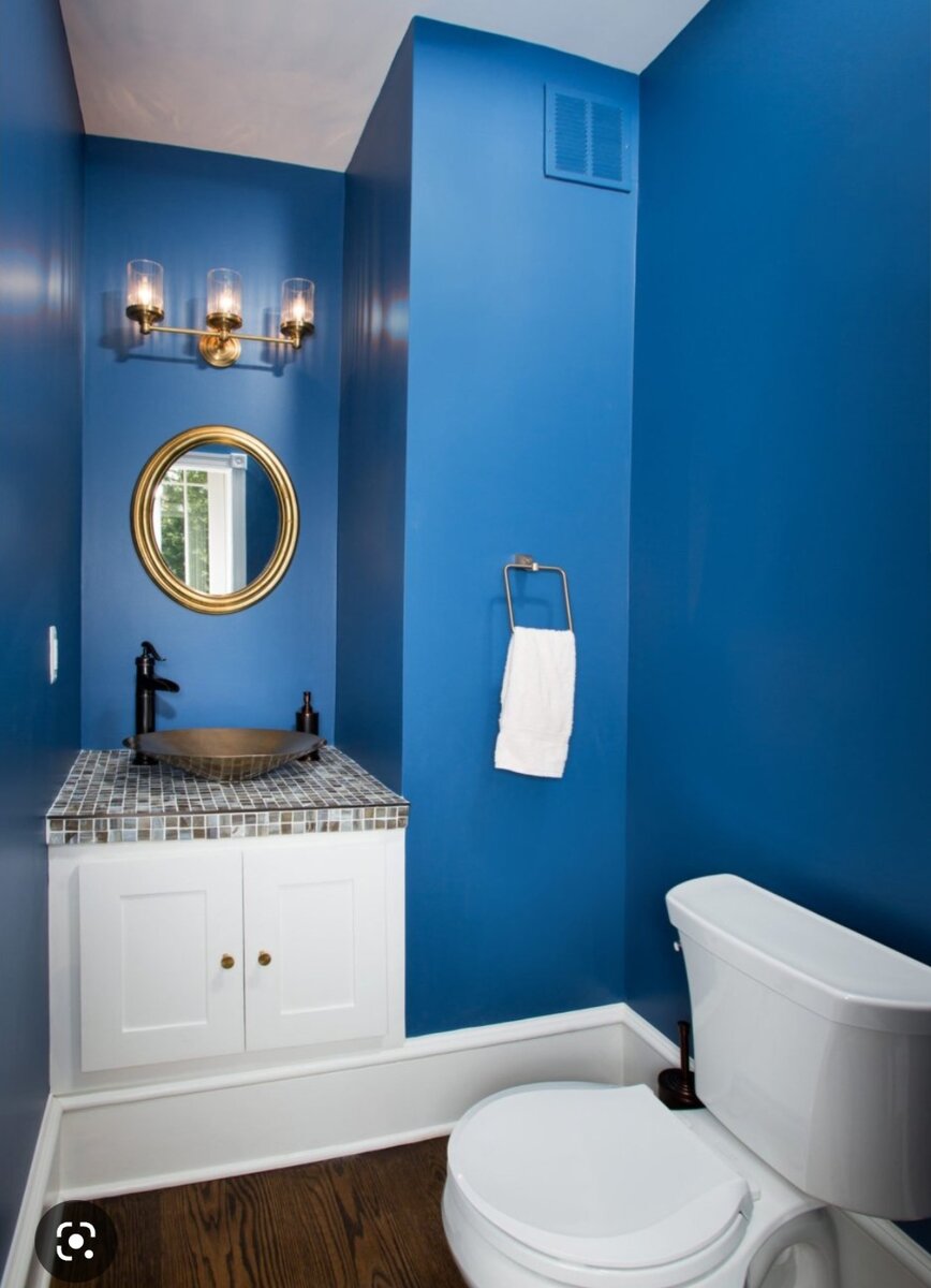 С учётом свойств краски задумка была такова: яркие синие стены, белый пол, белый потолок, белая сантехника. Изначально неудачная, т.к. тёмные цвета в маленьких помещениях "съедают" пространство. Нужно было сдать краску и придумать что-то другое. Фото из интернета для визуализации идеи.