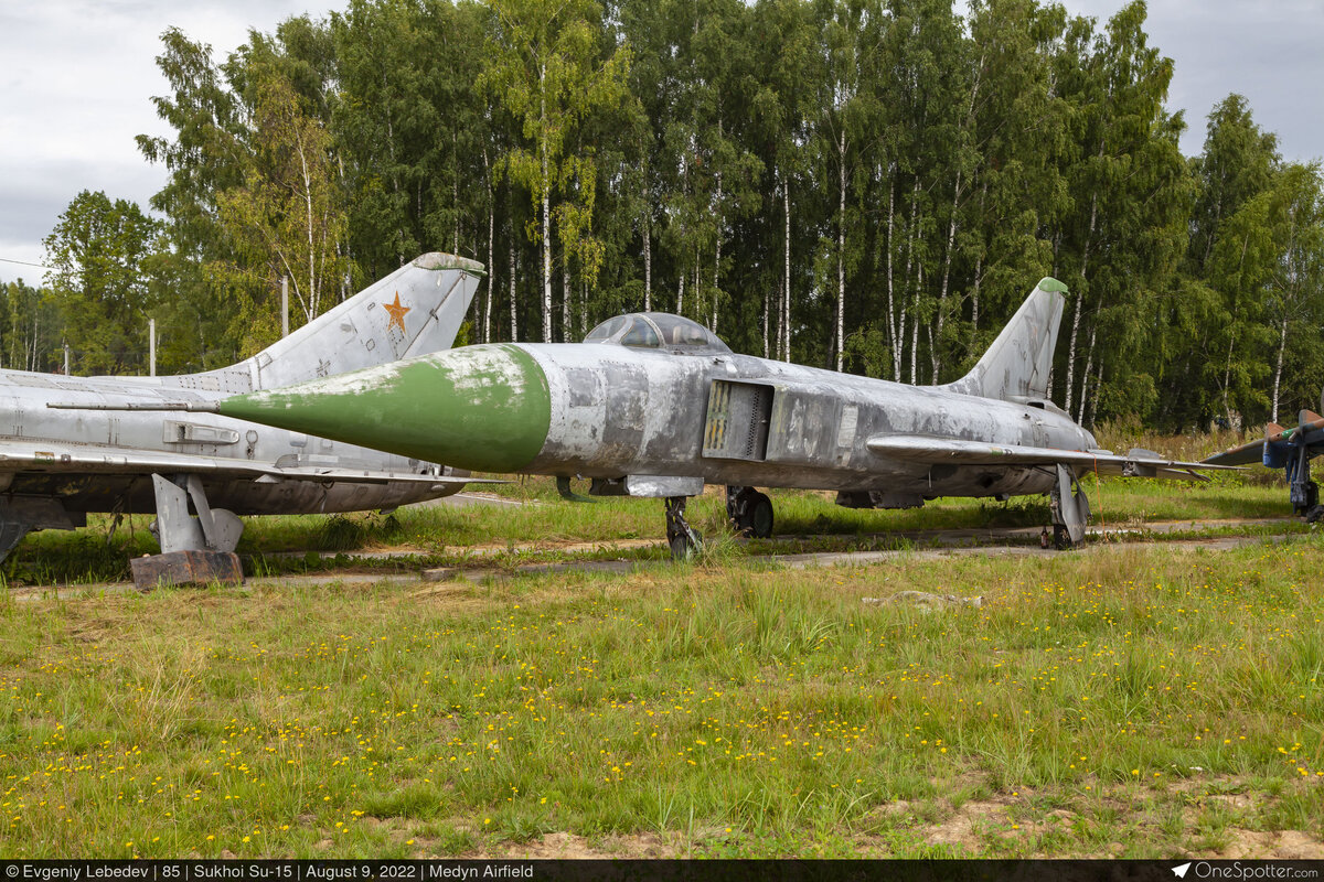 Самолет Су-15 борт 85 перед перекраской.
