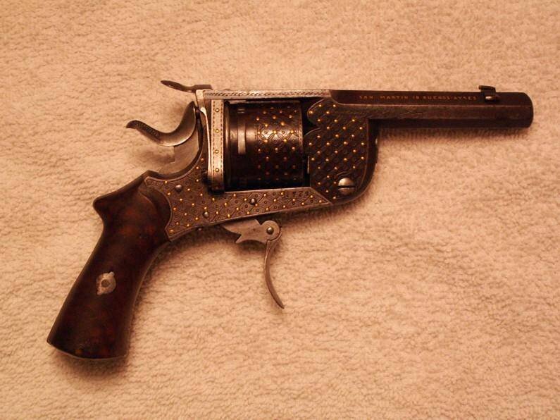  Револьвер Дьедонне Лево, который был запатентован 15 февраля 1876 г. На фото показан образец с восьмиугольным стволом, прямоугольной мушкой, в форме ласточкина хвоста, и барабаном на шесть патронов. Калибр .320. Спусковой крючок без спусковой скобы. Рукоятка имеет отделку из двух пластин орехового дерева, соединенных между собой центральным винтом и заклепочными шайбами с ушками. Все металлические детали револьвера богато декорированы позолоченными (или золотыми?) шляпками миниатюрных гвоздиков, расположенных в виде ромба. Фото littlegun.be
