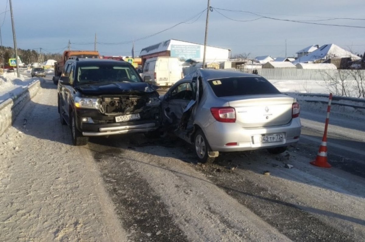    Тюменка с двумя маленькими детьми попала в ДТП под Заводоуковском