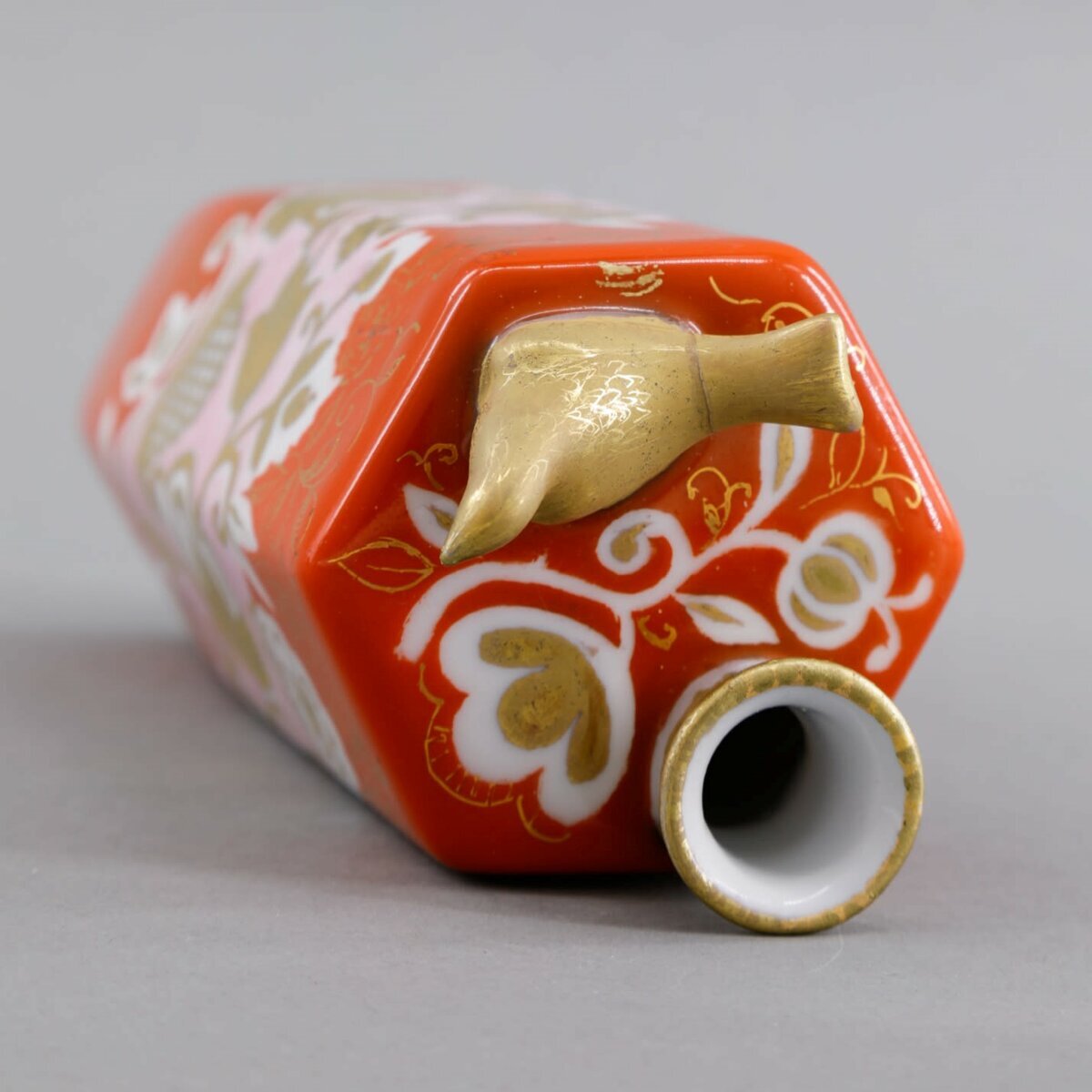 Иван Зорин (роспись). Графин из набора для ликёра. 1954. Дулёво. Высота 14,5 см. Аукционный дом «Вне Времени». Источник: ru.bidspirit.com