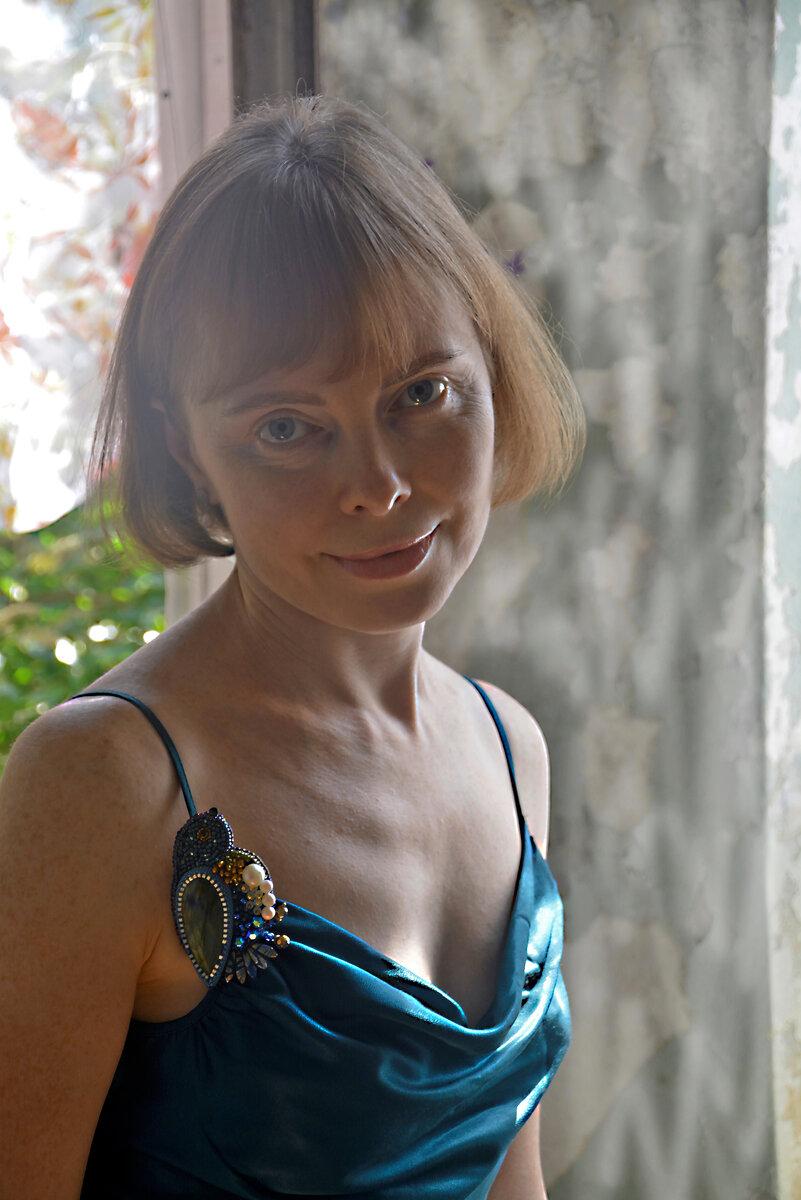 Птичка. Красивая утончённая модель, хрупкость которой подчёркивает брошь "Птичка"