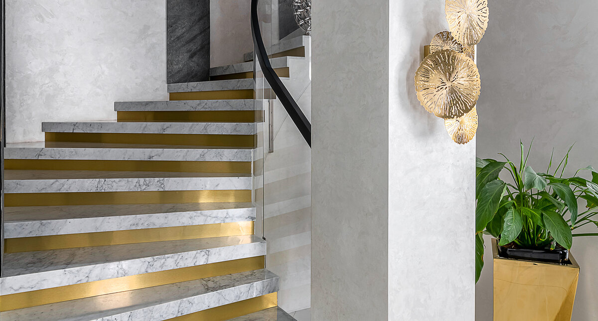 Лестница из итальянского мрамора Bianco Carrara