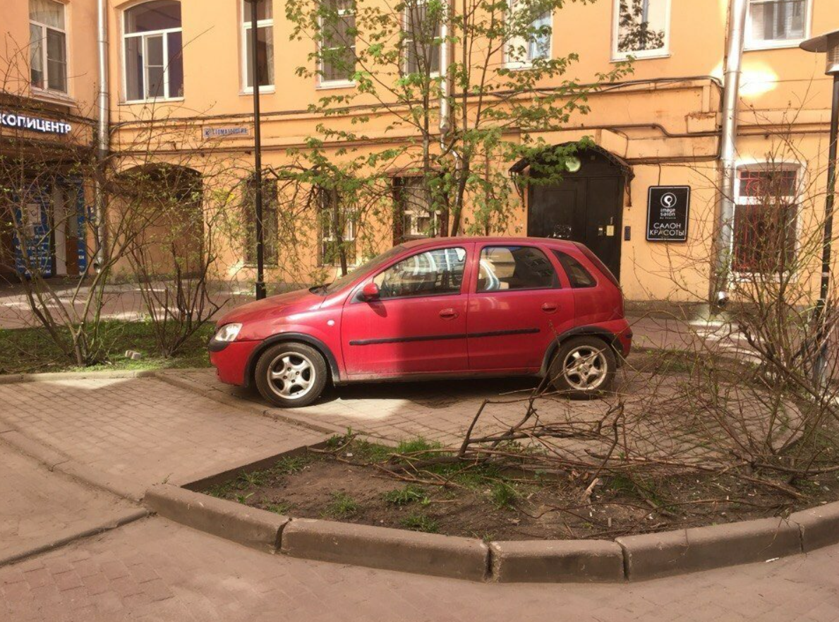 Вася дворов. Автомобиль во дворе. Автомобили стоящие в дворах. Красная машина во дворе. Машинка во дворе.