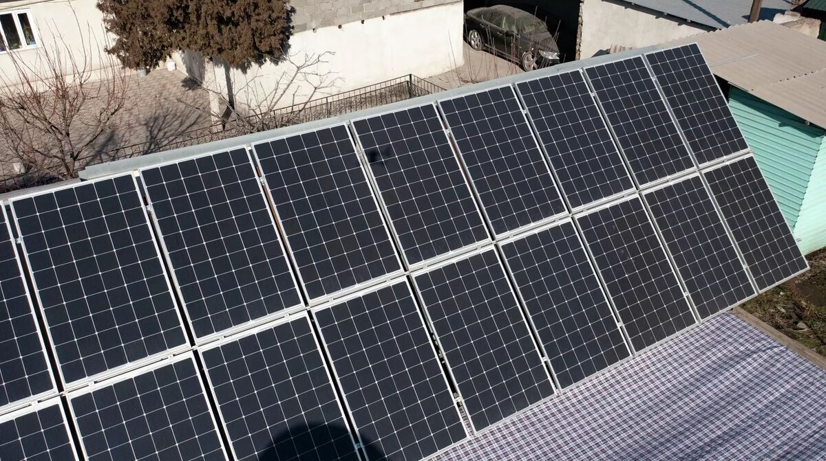 Дом с солнечными панелями в Бишкеке. Источник изображения: ru.sputnik.kg