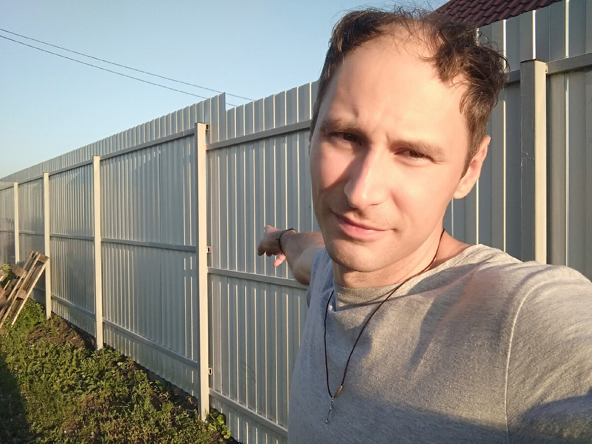 Когда все же сплошной забор между соседями - большой минус. Мой случай ...