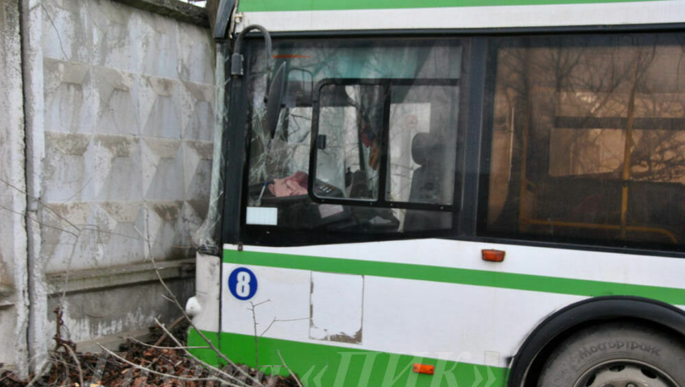     В Ростовской области автобус врезался в бетонный забор, из-за чего ранения получили 11 человек, сообщают СМИ.