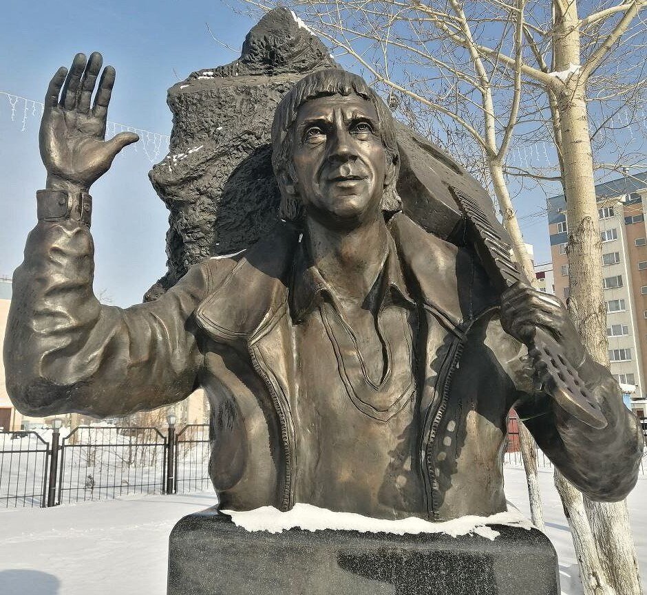 Памятник Владимиру Высоцкому в Южно-Сахалинске. Источник — dzen.ru/pa_myatnik 