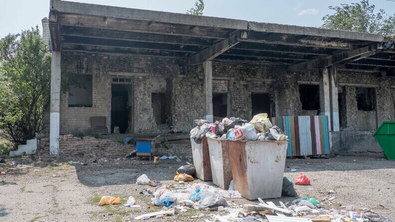     В Ростове-на-Дону из-за сильного ветра снесло мусорный контейнер, который ударил несколько машин, сообщили горожане в соцсети «ВКонтакте».