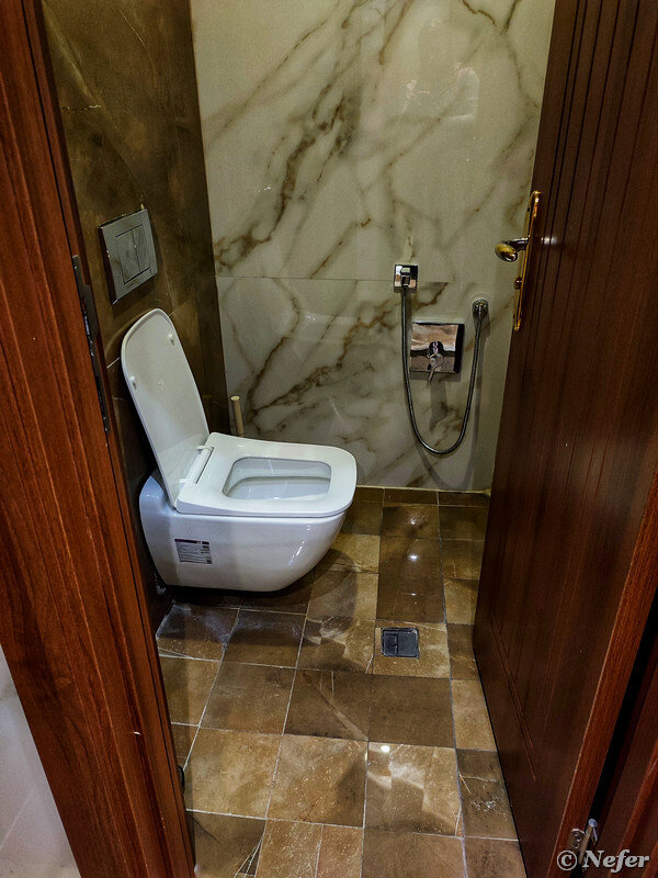 2 девушки в туалете - порно видео на lavandasport.ru