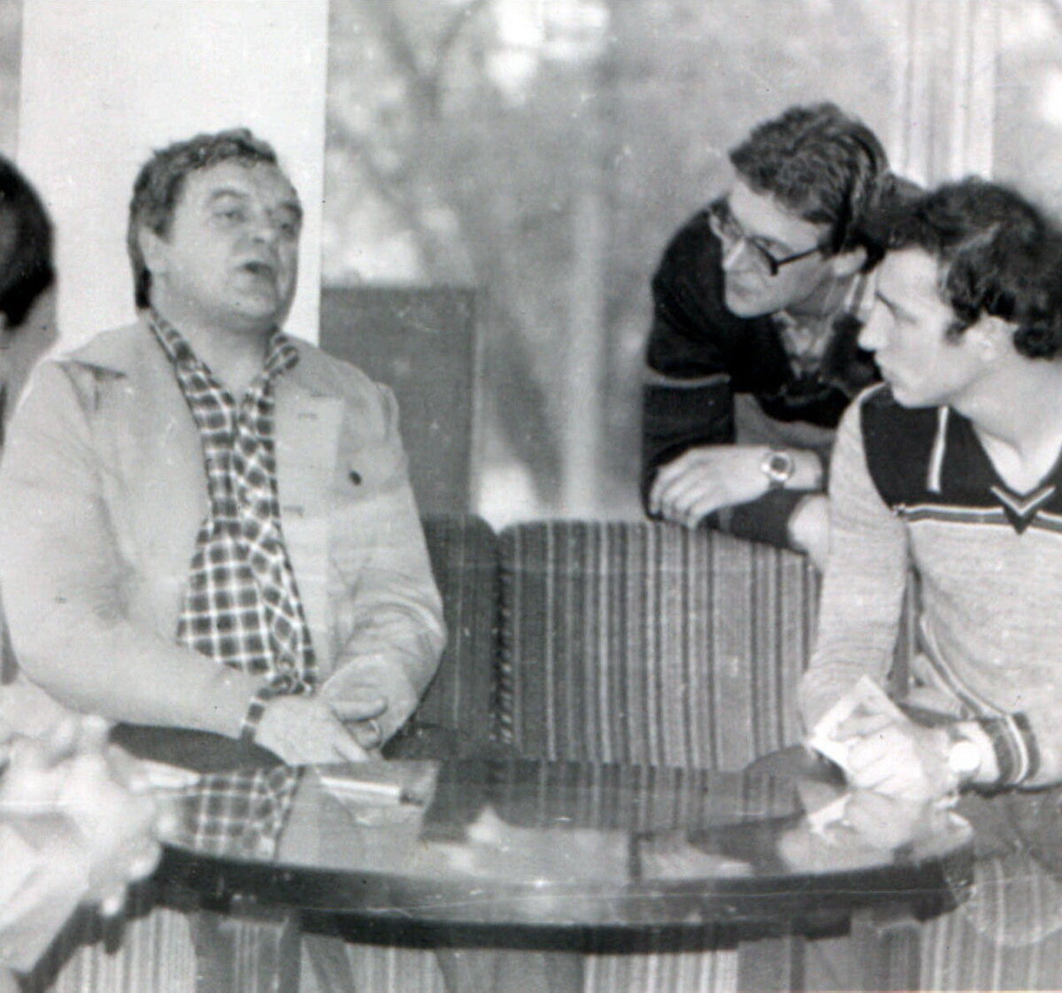 Александр Житинский, справа (в очках) - я. СПб, 1986 г. Фото из архива В. Ларионова.