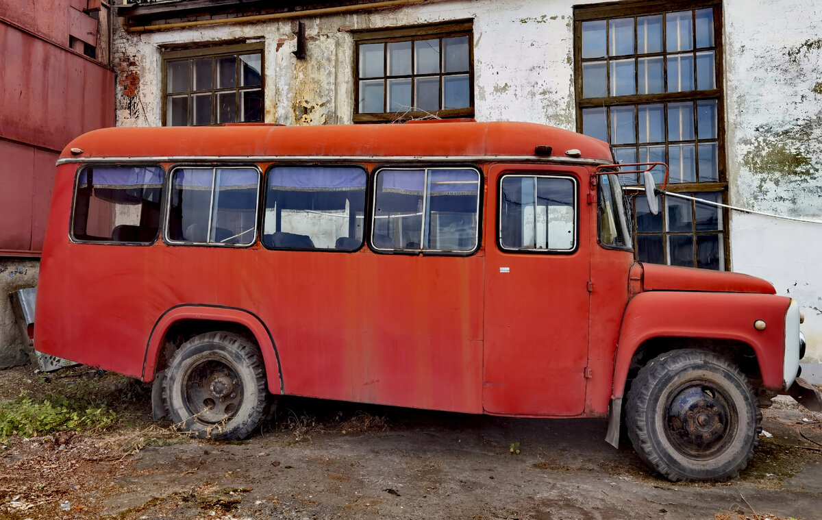 На этом автомобиле развозили рабочих завода