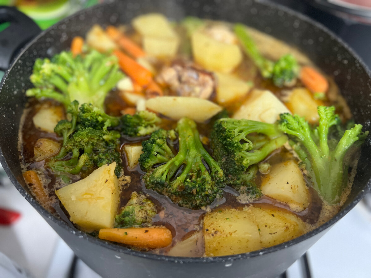 Вот такой замечательный картофельный супчик с курицей и овощами у меня получился. 