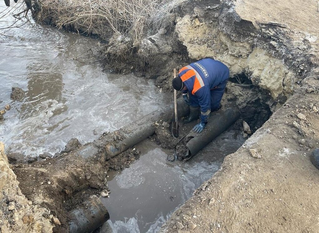 Прорыв коллектора. Прорыв коллектора. Сквер пахмутовой волгоград. Прорыв коллектора. Порыв в волгограде.