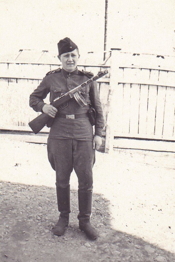 Годы службы в СА. 1956-59 годы.Тоже играл в хоккей на первенство Сибирского ВО. Борис Елизаров. Фото из семейного архива.