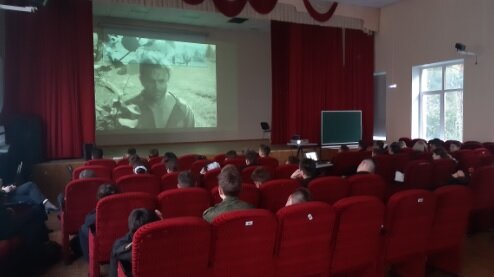 Посмотреть после уроков фильм в школьном кинозале - одно удовольствие!