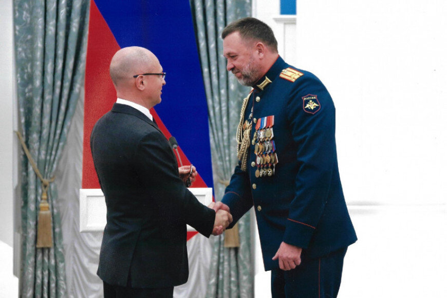 Сергей Кириенко (Герой России) награждает Саблина Д.В. Орденом Мужества. Фото из открытого доступа.