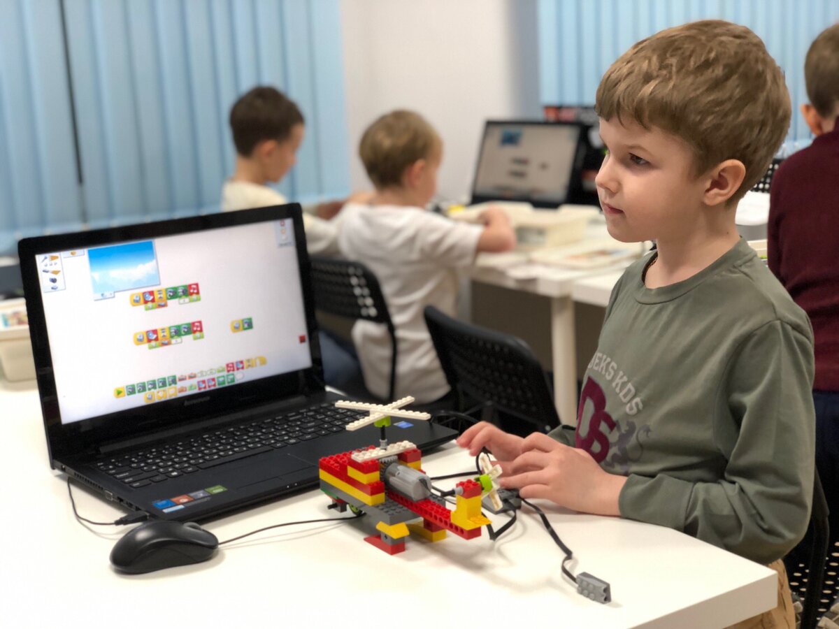 Робототехника с нуля: как дети 5-7 лет осваивают конструирование с помощью  Lego | Школа программирования 