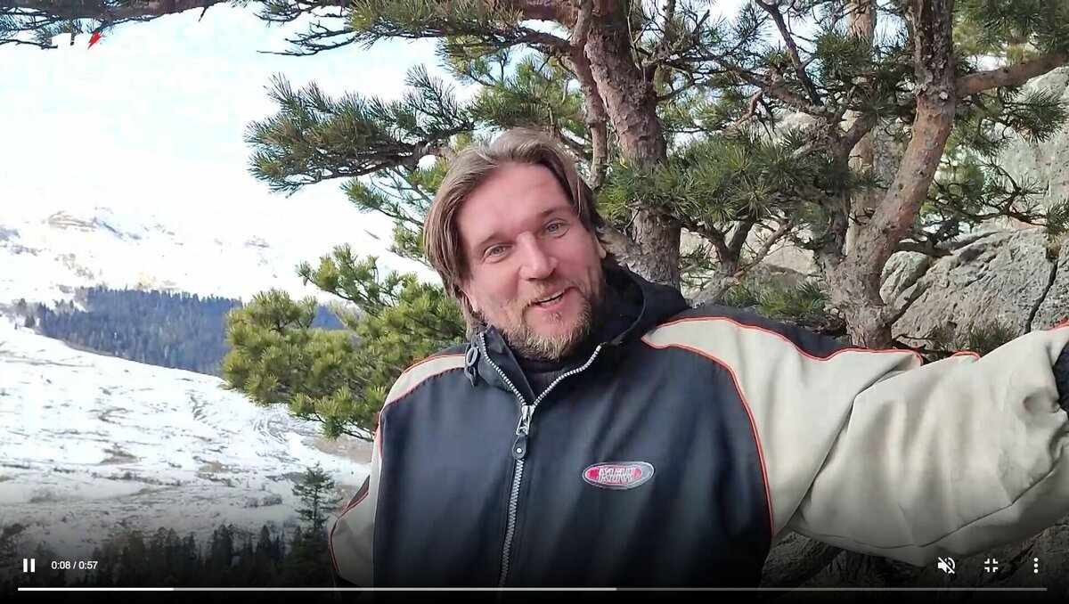     Ян Новиков родился в Омске и несколько лет работал в Северном драматическом театре в Таре.