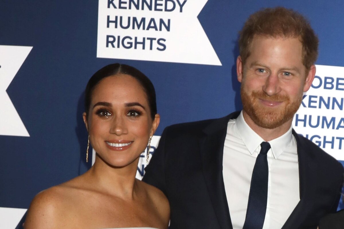     Принц Гарри и Меган Маркл впервые вышли в свет вместе после публикации скандальных мемуаров