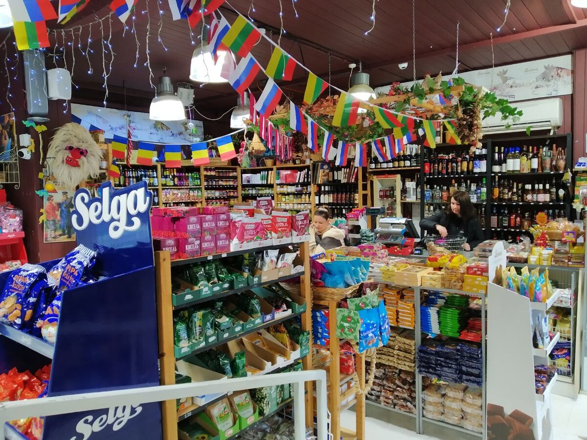 В Русском магазине всегда празднично и нарядно и отличные продавцы