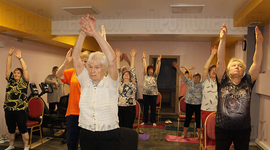 Лечебная гимнастика для пожилых людей – важная составляющая комплекса процедур. Если упражнения кажутся трудными, на первых порах количество повторов сокращают