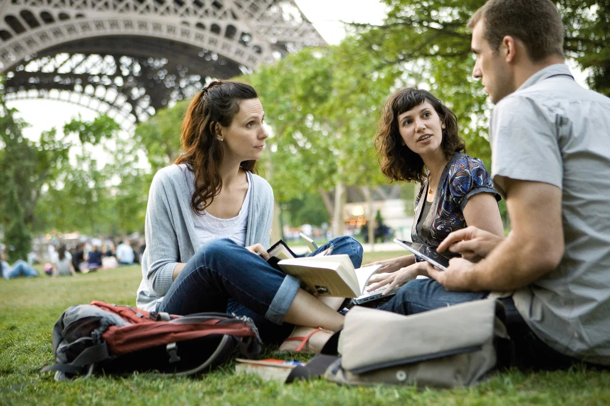 French calling. Франция люди. Общение людей. Общение французов. Французские беседы.