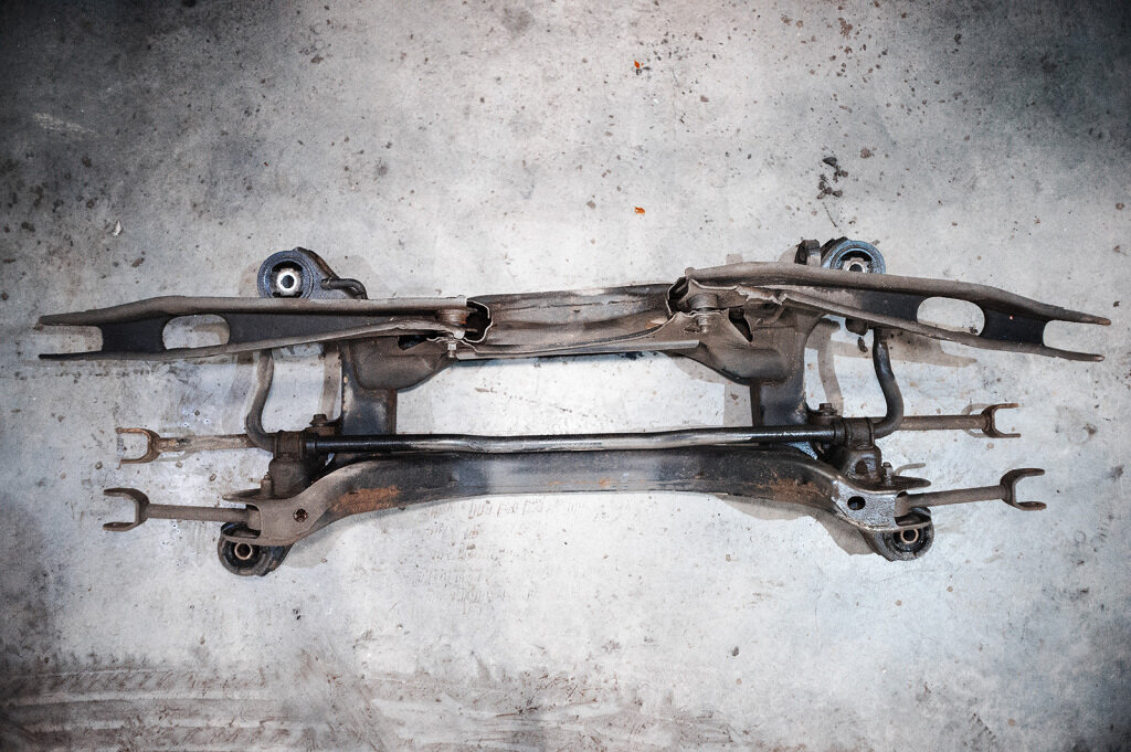 Задний подрамник Додж Джорни в сборе с рычагами и стабилизатором